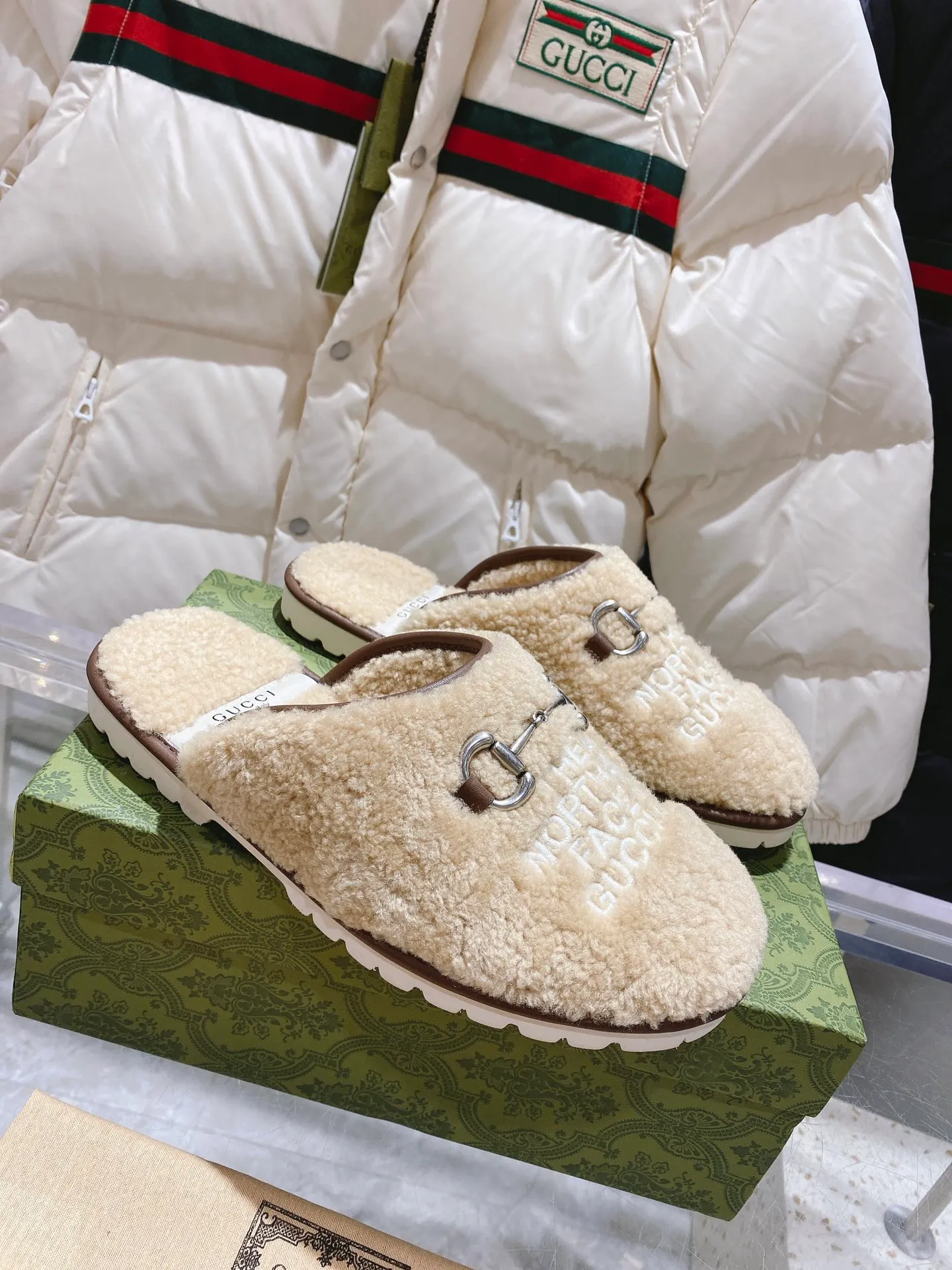 👟👟Ex-factory price 480👟👟Gucci official website collaboration foreign trade hot-selling autumn and winter 🐑wool slippers. This pair of sandals is part of The North Face x Gucci series, which connects two brands with similar history and values ​​to celebrate the spirit of exploration. The pieces feature a range of vibrant prints, with merino wool embroidered with The North Face x Gucci logo, florals and forest-inspired patterns. Beige Merino wool Unisex The North Face x Gucci Logo web label Rubber foam sole Flat Made in Italy Women’s sizes 36-40 Men’s sizes 39-48